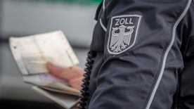 Zöllner kontrolliert Papiere