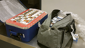 Koffer und Reisetasche gefüllt mit Zigarettenschachteln