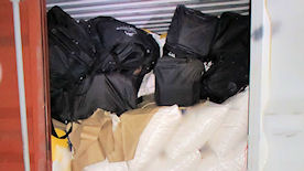 Taschen mit Rauschgift im Container