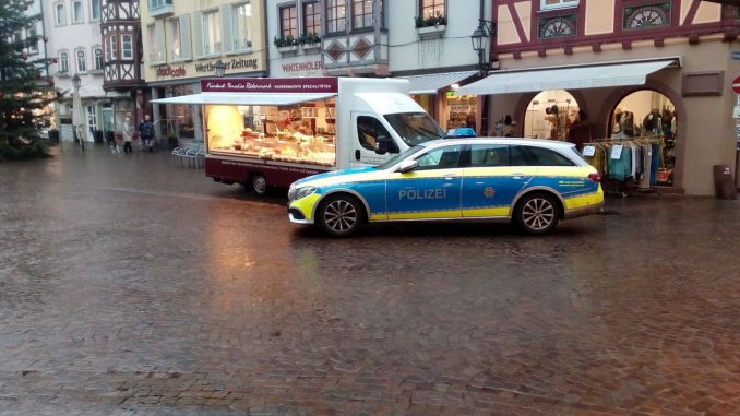 Mann rastet auf dem Wertheimer Marktplatz aus -08.01.2019 - Copyright RayMedia.de - 3