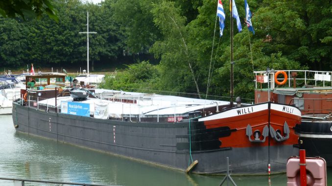 Stadtverwaltung-Wertheim-Historisches-Binnenschiff-legt-in-Wertheim-an.JPG