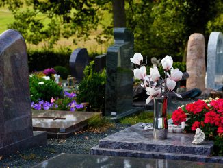 Graves Cemetery Grabschmuck