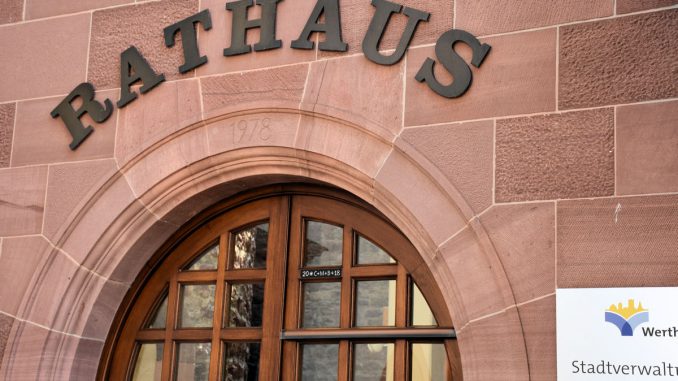 Rathaus-Eingang-18-08-klein.jpg