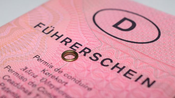 Driver S License Driving Licence  - Mondisso / Pixabay