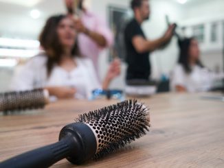 Hairdresser Hair Comb Brush Woman  - Engin_Akyurt / Pixabay