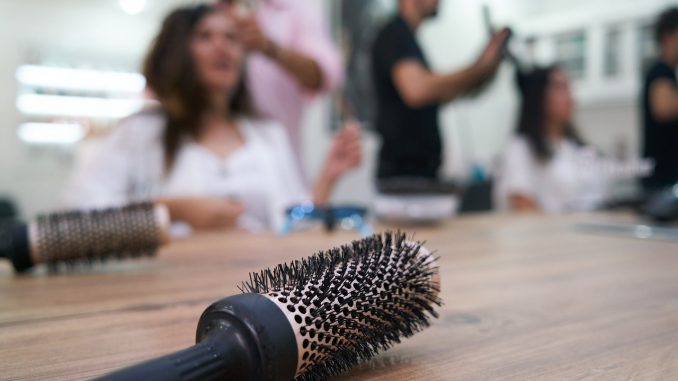 Hairdresser Hair Comb Brush Woman Hairdresser Hair Comb Brush Woman - Engin_Akyurt / Pixabay