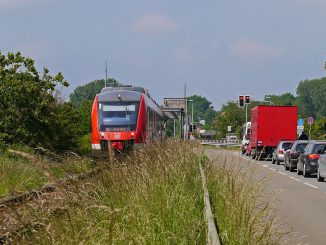 Train Has Right Of Way  - hpgruesen / Pixabay