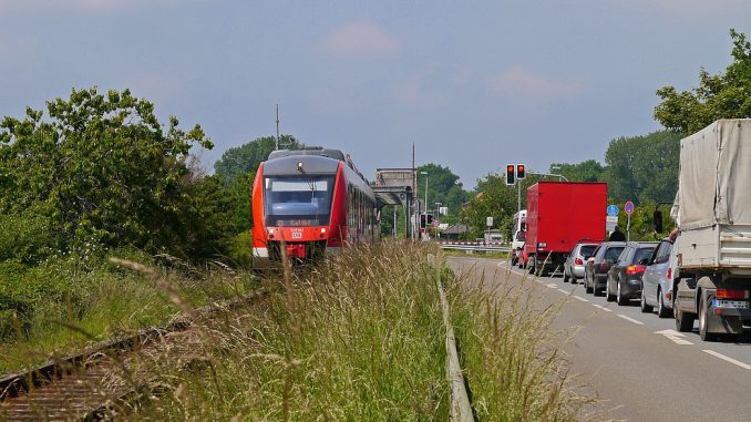 Train Has Right Of Way Train Has Right Of Way - hpgruesen / Pixabay