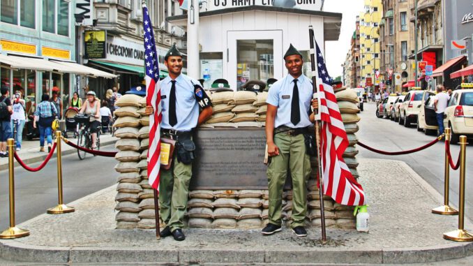 Berlin Checkpoint Charlie Border  - cocoparisienne / Pixabay