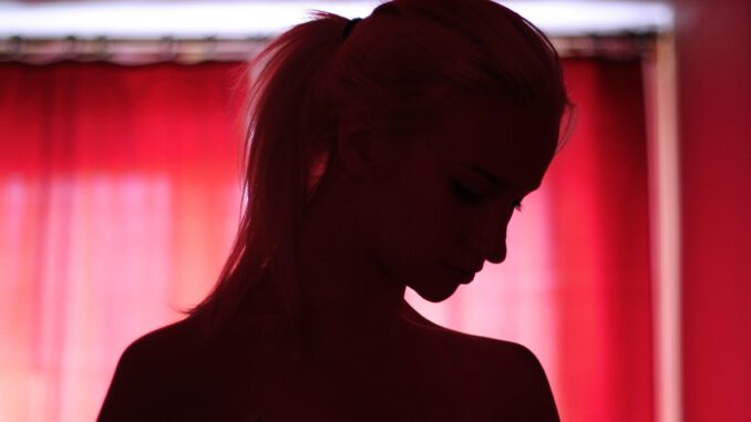 Girl Silhouette Red Light Girl Silhouette Red Light - Permanentka / Pixabay