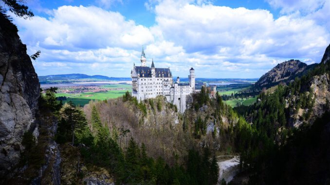 Neuschwanstein Bavaria Castle Neuschwanstein Bavaria Castle - siebeckdotcom / Pixabay