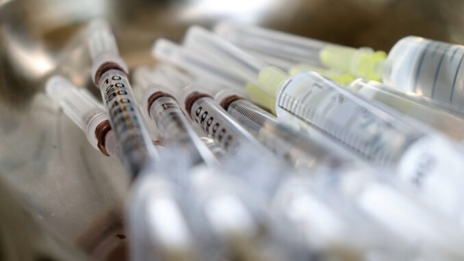 Syringe Needle Injection Shot Syringe Needle Injection Shot - Vesna_Pixi / Pixabay