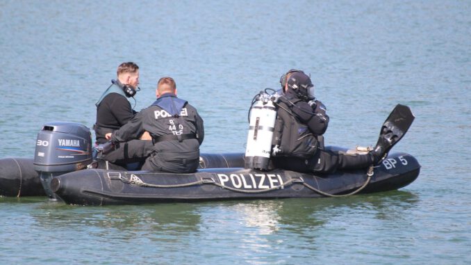 Police Divers Boat Diving Water  - bayern-reporter_com / Pixabay