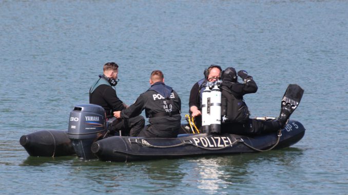 Police Divers Boat Diving Water  - bayern-reporter_com / Pixabay