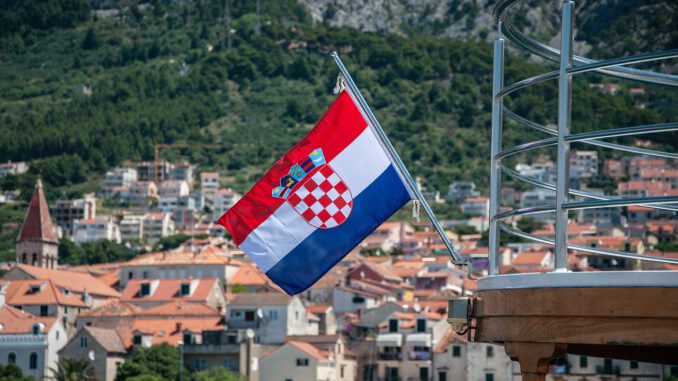 Croatia Flag Sea Country Football  - mtomicphotography / Pixabay