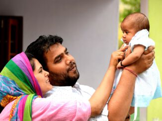 Family Couple Daughter Happy  - balouriarajesh / Pixabay