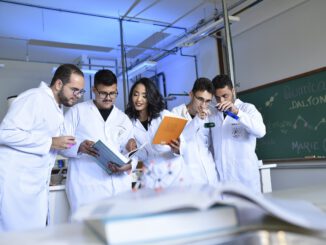 Teachers Scientists Chemists - mauriciodonascimento / Pixabay