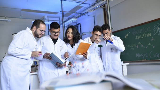 Teachers Scientists Chemists Teachers Scientists Chemists - mauriciodonascimento / Pixabay