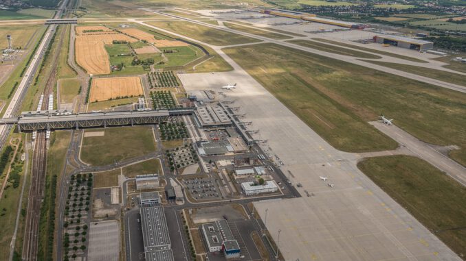 Airport Aircraft Terminal Airport Aircraft Terminal - mariohagen / Pixabay