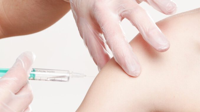 Vaccination Impfspritze Medical  - whitesession / Pixabay