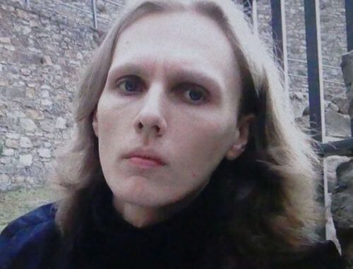 Vermisster Mann, ca. 185 cm groß, auffallend schlank und hat schulterlanges auf dem Bild offenes Haar, hat es aber vielleicht zu einem Zopf gebunden