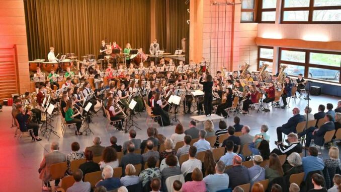 Kreisjugendblasorchester zündet musikalisches Feuerwerk
