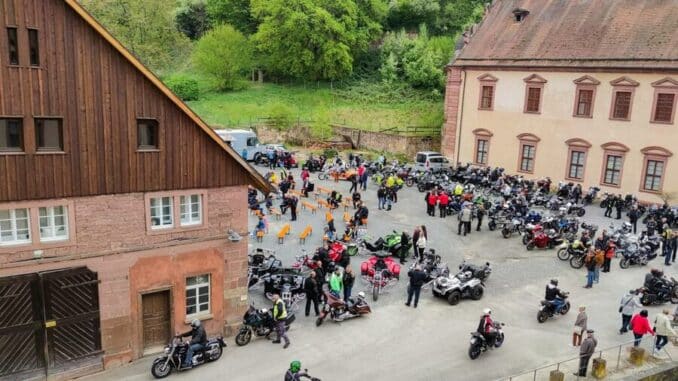 Motorradgottesdienst am 1. Mai - Gemeinschaft, Glaube und Rock 'n' Roll am Kloster / Main-Tauber-Kreis