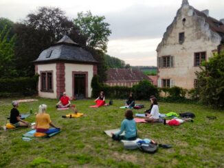 Gedankenstrom ade - Stille und bewegte Meditationen im Klostergarten am 18. Juni / Main-Tauber-Kreis