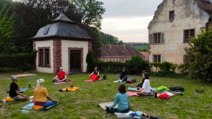 Gedankenstrom ade - Stille und bewegte Meditationen im Klostergarten am 18. Juni / Main-Tauber-Kreis