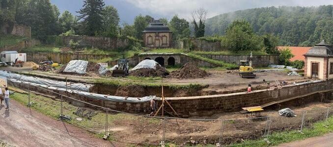 Der Saalgarten im Kloster Bronnbach: Im Rahmen der Sanierungsarbeiten wurden die Mauern freigelegt.