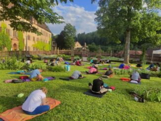 Mit der Yogamatte in den Bronnbacher Abteigarten - Yin-Yoga mit Livemusik am 24. Juli