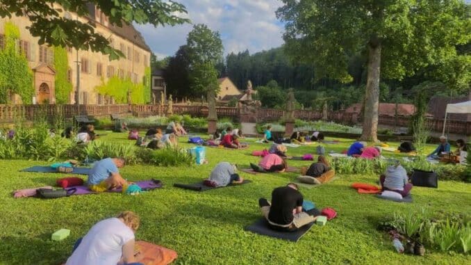 Mit der Yogamatte in den Bronnbacher Abteigarten - Yin-Yoga mit Livemusik am 24. Juli