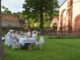 Wer bringt was auf den Tisch? - Picknick "Diner en blanc" am 25. Juli im Bronnbacher Abteigarten