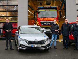 Blick auf die Feuerwehrwache in Bad Mergentheim: Kreisbrandmeister Andreas Geyer (von links), Erster Landesbeamter Florian Busch, Projektleiter Christoph Graf-Hadry von der Firma Leicht Funktechnik sowie Gerold Hellinger und Jürgen Segeritz von der Stabsstelle Brand-/Katastrophenschutz, Rettungswesen freuen sich über die Landesförderung der insgesamt 30 Maßnahmen.