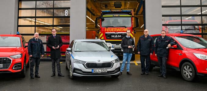 Blick auf die Feuerwehrwache in Bad Mergentheim: Kreisbrandmeister Andreas Geyer (von links), Erster Landesbeamter Florian Busch, Projektleiter Christoph Graf-Hadry von der Firma Leicht Funktechnik sowie Gerold Hellinger und Jürgen Segeritz von der Stabsstelle Brand-/Katastrophenschutz, Rettungswesen freuen sich über die Landesförderung der insgesamt 30 Maßnahmen.