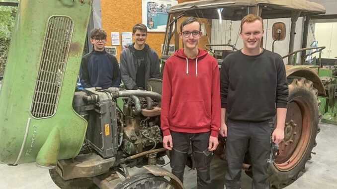 Schüler der Gewerblichen Schule Bad Mergentheim restaurieren Traktor / Main-Tauber-Kreis