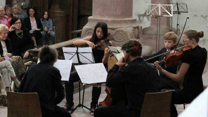Kursteilnehmende der Jeunesses Musicales gastieren in Bronnbach