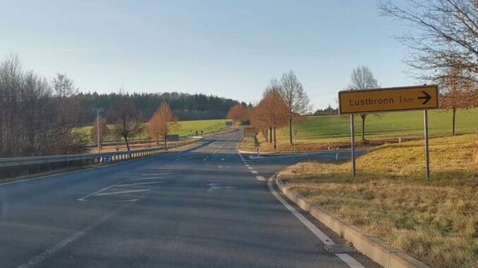Fahrbahndecke der K 2877 bei Assamstadt wird saniert