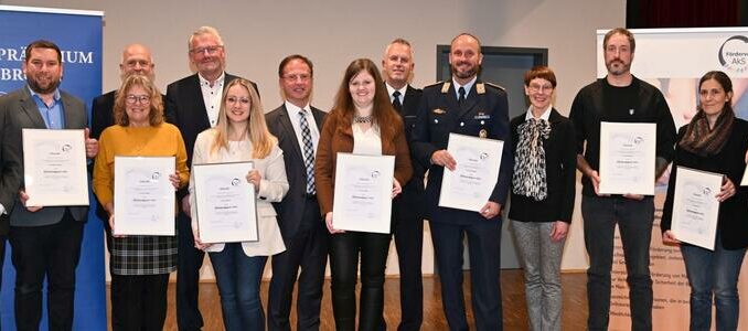 13 Frauen und Männer mit Zivilcouragepreis geehrt