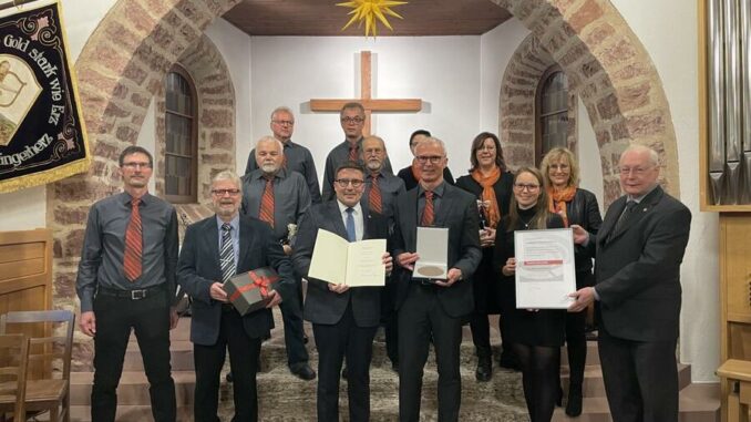 Zelter-Plakette an Gesangsverein Dietenhan übergeben