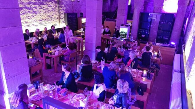 Verkostung im Kloster Bronnbach - Frauen stellen Taubertal-Weine auf die Probe