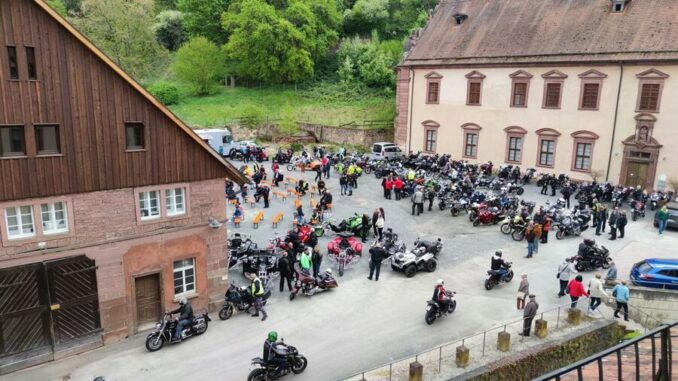 Bikertreff im Klosterhof Bronnbach - Motorradgottesdienst am 1. Mai