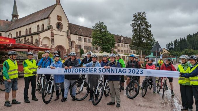 Autofreier Sonntag: Radfahrerinnen und Radfahrer trotzen Regenwetter