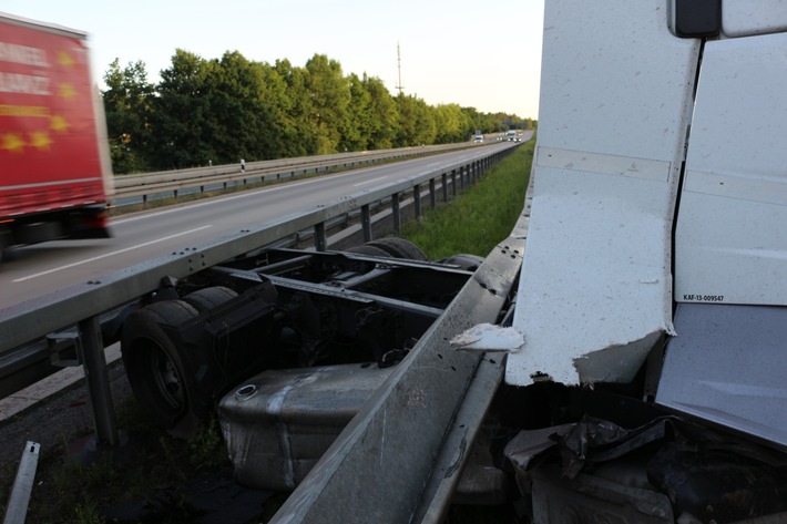 API-TH: Verkehrsunfall mit verletzter Person und hohem Sachschaden am Hermsdorfer Kreuz *1. Ergänzungsmeldung*