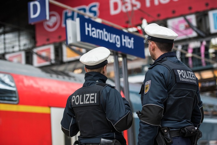 BPOL-HH: Lebensgefahr! Mann sucht Familienfotos in den Gleisen im Hauptbahnhof- Bundespolizei warnt vor unerlaubtem Betreten der Gleisanlagen-