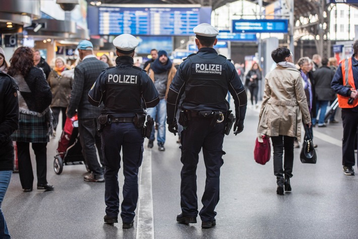 BPOL-HH: Mutmaßliches Diebes-Quartett auf der Flucht durch Bundespolizei gestellt- Diverses Diebesgut, Messer und Seitenschneider sichergestellt-