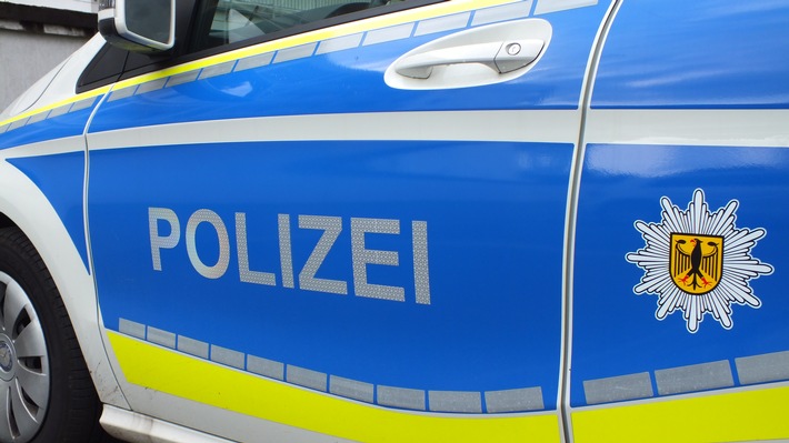 BPOL-KS: LKW kollidiert mit Schrankenbaum - Fahrer geflüchtet