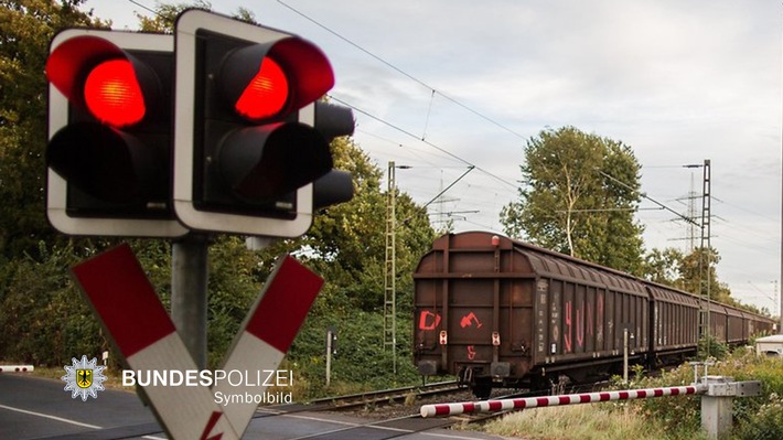 BPOL-KS: Richtiges Verhalten an Bahnübergängen - Die Bundespolizei in Kassel informiert