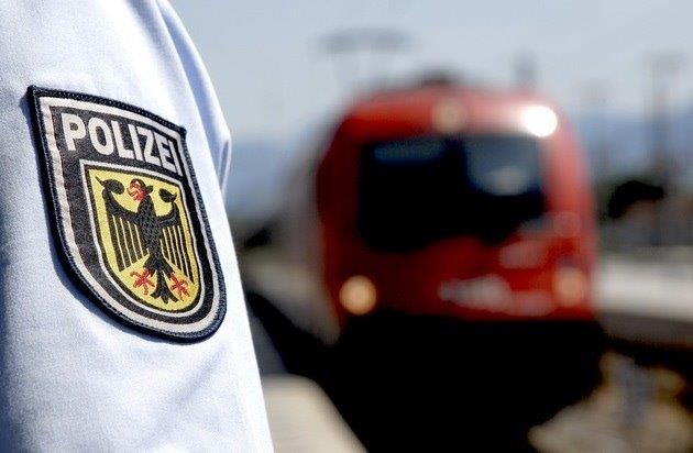 BPOL-KS: Zehnköpfige Gruppe bedroht 17-Jährigen im Regionalexpress