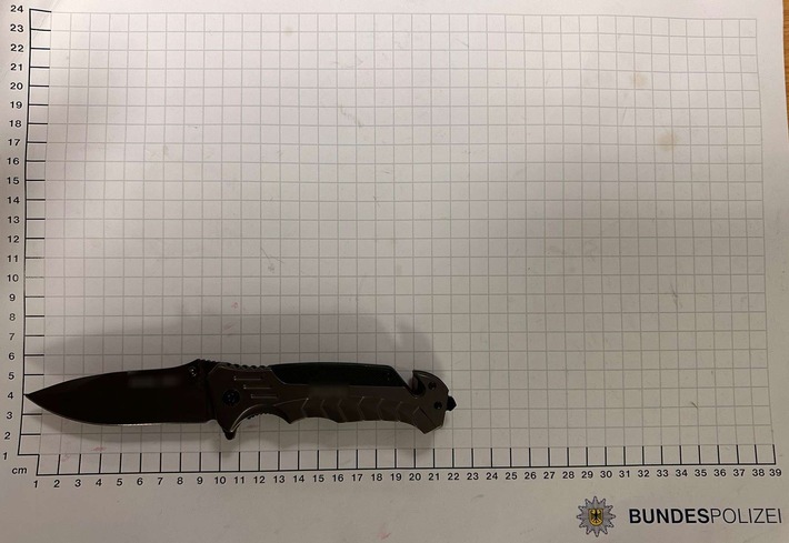 BPOL NRW: 19-Jähriger bedroht Unbekannte mit Messer - Bundespolizei sucht Geschädigte